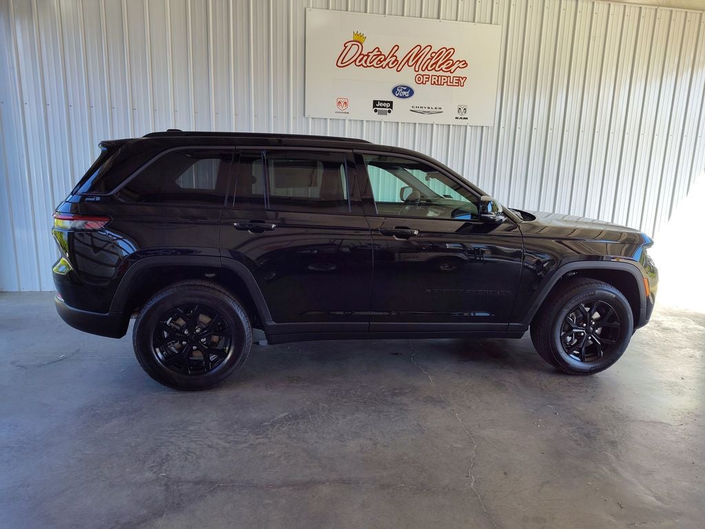 2026 Jeep Grand Cherokee Laredo Altitude