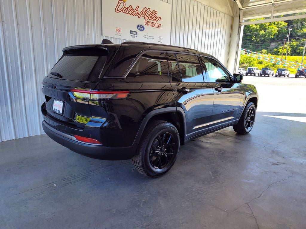 2026 Jeep Grand Cherokee Laredo Altitude