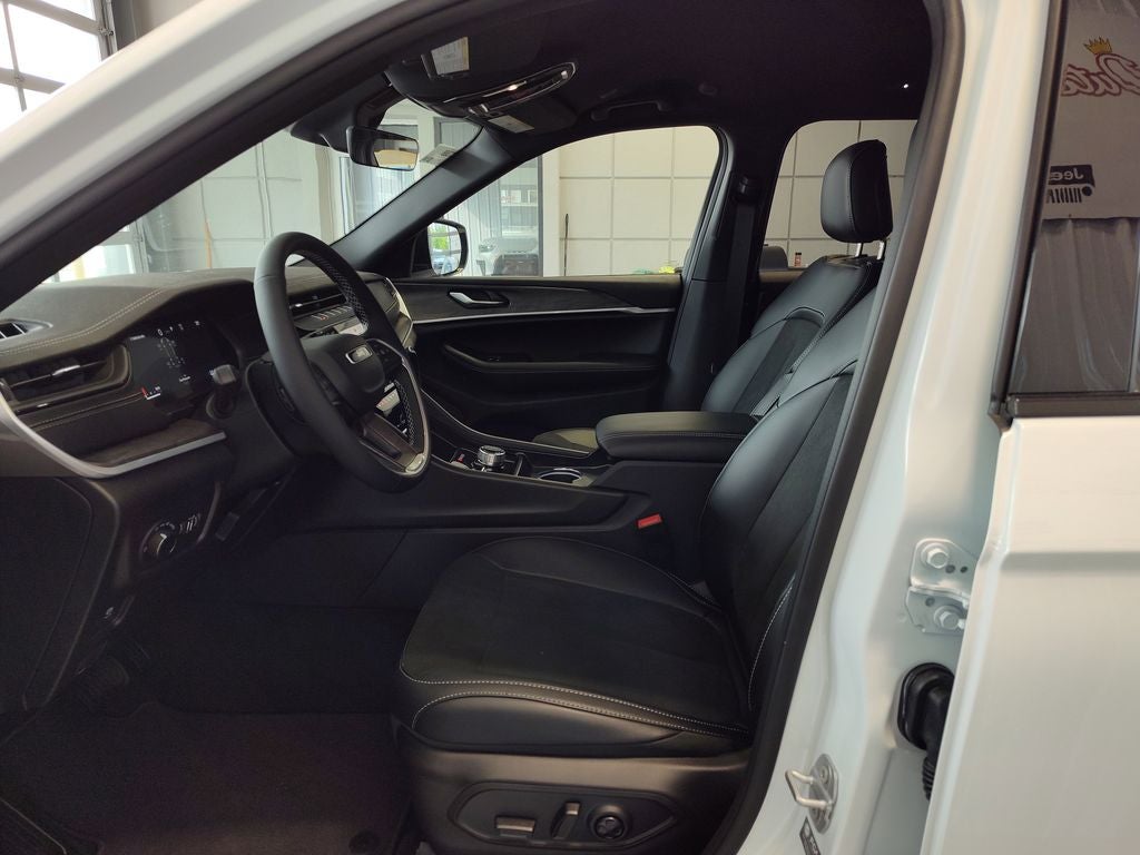 2026 Jeep Grand Cherokee L Laredo Altitude